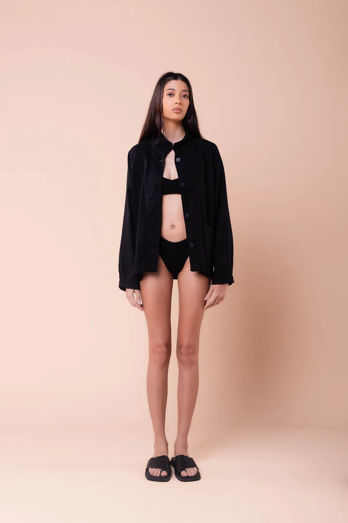 camisa-erica-gola-preto-capa